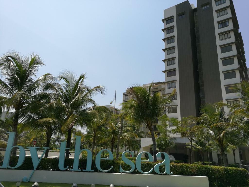 By The Sea Beachfront Penang Бату-Ферринги Экстерьер фото
